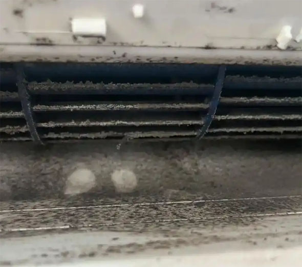 阿克塞空调吹的风有股烧焦味是怎么回事